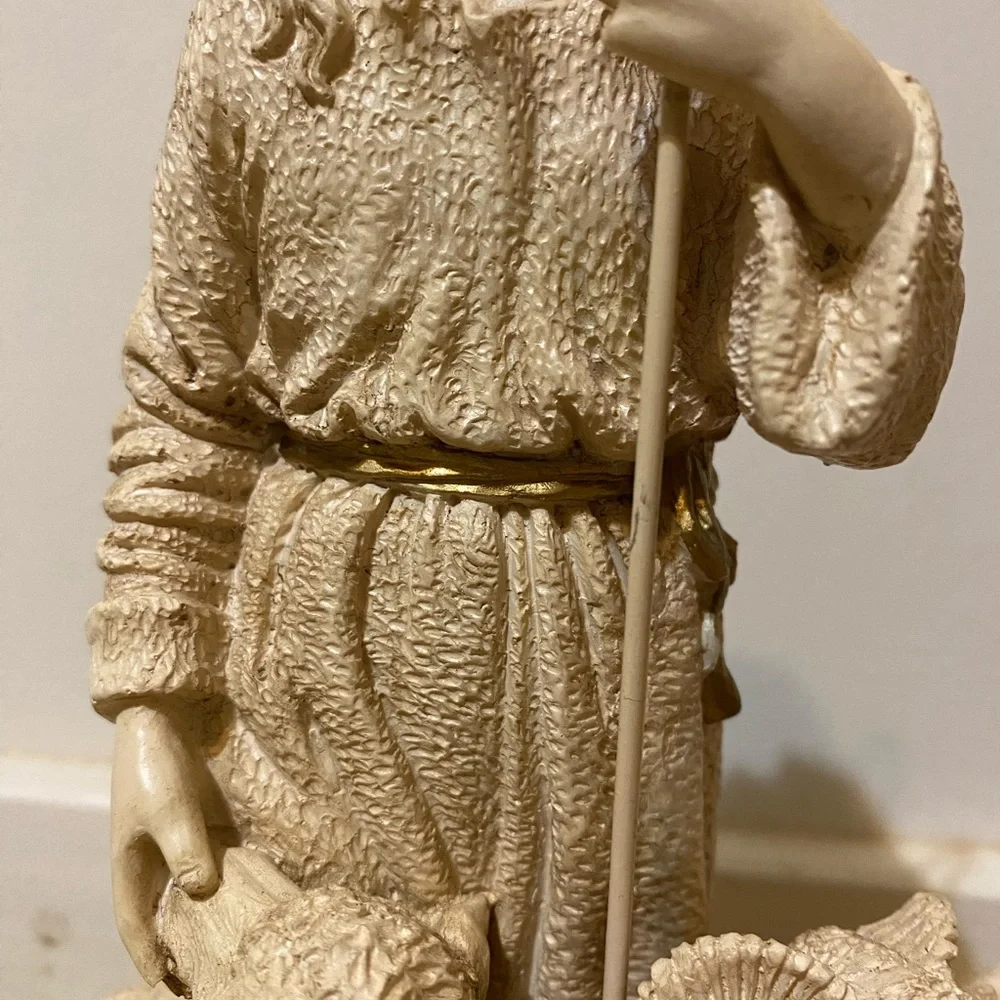 💫 10” Tall Shepherd with Lambs Statue - Picture 10 of 12